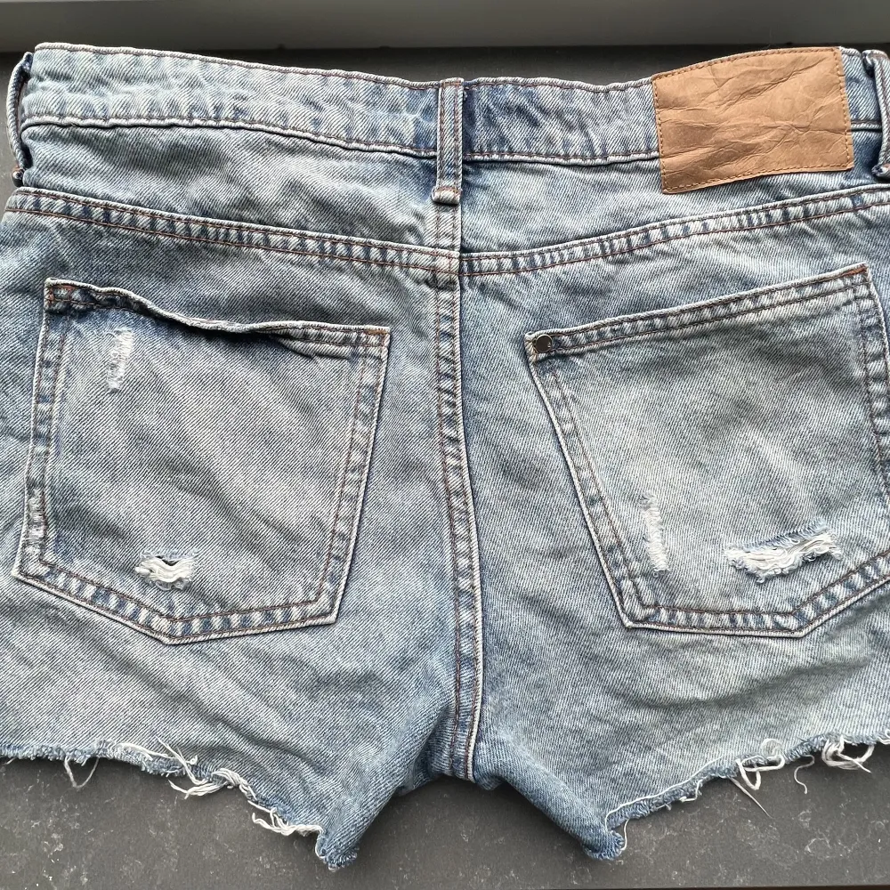 Säljer dessa fina mid rise jeans shorts från H&M då dom inte kommer till användning💕Köpte nydligen så de är i bra skick och knappt använda💕Skriv om ni vill ha flera bilder + priset kan diskuteras💕(Dem är i st 36 men passar även för 34). Shorts.