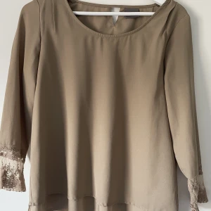 Beige blus - Fin beige blus från Vero Moda med gulliga detaljer på ärmarna. Sparsamt använd, i fint skick!✨