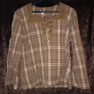 Brun Topp - fett cool lite boho, snörningen är riktigt fin