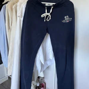 Lexington mjukisbyxor strl S - Mörkblå Lexington mjukisar i strl S utan fickor. Inga fläckar eller märken men använt skick.