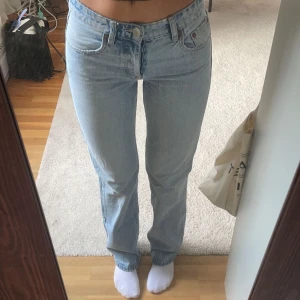 Zara jeans - straight leg mid Rise jeans från zara i storlek 34, nästan helt oanvända så jättebra skick. 💕 jag är 170 cm lång! 