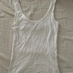 Vitt linne med rhinestones - Säljer det här vita linnet med rhinestones. Passar xs -s. Frakt: kommer snart.