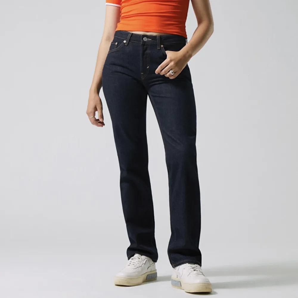 Ett par weekday jeans i modellen pin mid straight i färgen Blue Rinse. Använda 2 gånger. . Jeans & Byxor.