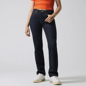 Weekday jeans pin mid - Ett par weekday jeans i modellen pin mid straight i färgen Blue Rinse. Använda 2 gånger. 