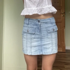 Jeanskjol  - Lågmidjad kjol med fickor, älskar😍😍men har för många kjolar så måste rensa