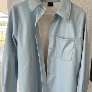 Ljusblå jacka/skjorta från Gina Tricot som är sparsamt använd. Storlek 38 men passar även 34/36 om man vill ha den lite oversized. Pris 50kr