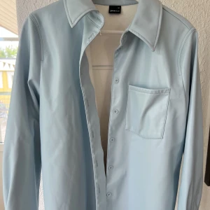 Skjorta/Jacka - Ljusblå jacka/skjorta från Gina Tricot som är sparsamt använd. Storlek 38 men passar även 34/36 om man vill ha den lite oversized. Pris 50kr