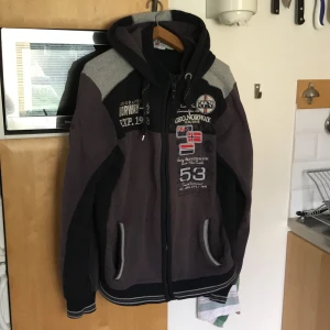 Hoodie - Från Geografical Norway. Bra skick, lite använd.