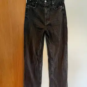 Svarta ”slitna” jeans från Gina tricot. Vida ben