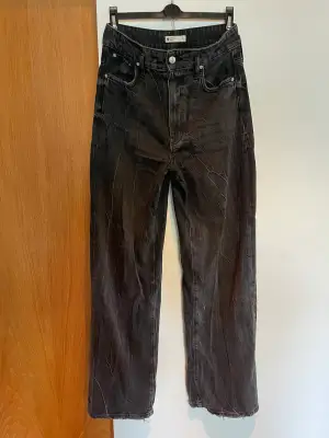Svarta ”slitna” jeans från Gina tricot. Vida ben
