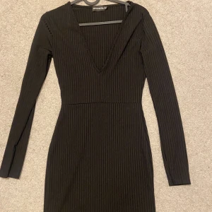 En snygg tajt klänning  - En snygg långärmad tajt klänning i storlek EU 36 vilket jag tror är S från pretty little thing. Har använt den antal gånger men den är i fint skick dock kan jag inte använda den längre 