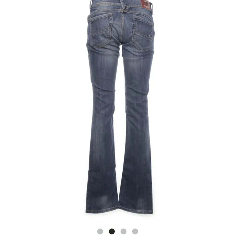 Ett par lågmidjade jeans från Tommy hilfiger men köpta på sellpy! Säljer då dem är för långa på mig som är 166!✨ köptes för 220💕. Jeans & Byxor.
