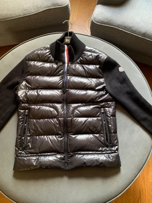 Moncler cardigan  - Säljer nu min moncler cardigan i grymt skick! Helt fri från fläckar och annat. Storlek medium och kvitto finns även.  Hör av er för fler frågor!