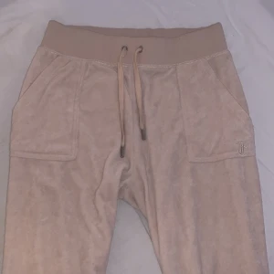 Beige juicy couture byxor💞 - Skriv dm för mer bilder, det finns mer färger oxå🤍