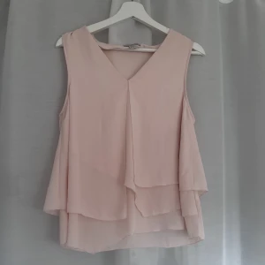 Blus - Hur fin är inte denna blus?? Mycket gott skick🌸