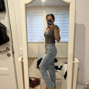 Jeans - Ett par raka jeans med hål från Gina Tricot. Dessa har aldrig används passar bra i midjan men lite för långa för mig. Nästan helt nya. Priset kan diskuteras. Original priset är 499kr!