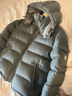 Moncler montgenvre jacka - Hej, säljer nu min Moncler Montgenevre jacka i storlek 1 passar S. Jackan är i helt ny skick då jag aldrig har använt den. Nypris för jackan är 19800kr och den är väldigt svår att få tag i.