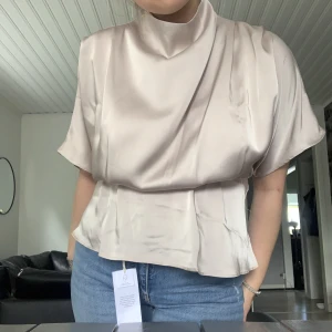 Blus  - Trendig blus från hm som aldrig kommer till användning. Nyskick inga defekter🫶🏼 slutsåld och svår att hitta. Många intresserade därav budgivning, köp direkt 300 plus frakt 📦 