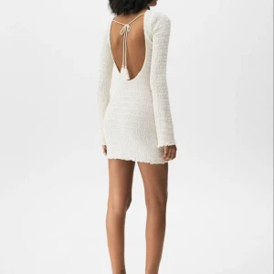 Strandklänning pull&bear - Jättefin klänning från pull&bear som tyvärr inte passar mig. Använd 2/3 gånger. Vit/beige. 