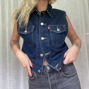 Levis väst  - Jeansväst från Levi’s   Skriv gärna vid funderingar 💌