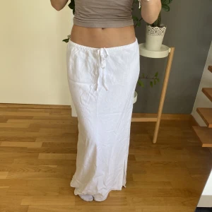 Lågmidjad linnekjol - Säljer nu en av mina favoritkjolar, en vit lågmidjad linnekjol storlek S skulle jag säga men passar också XS 💫💛