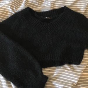 Stickad topp från Ginatricot - Superfin svart stickad croptopp från Ginatricot! Knappt använd🫶🏼
