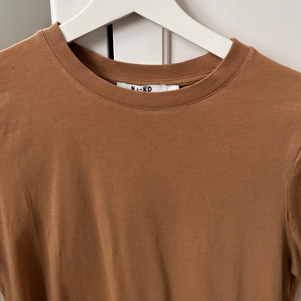 Rostbrun tröja från nakd. Super fin! Storlek S men stor i storleken . T-shirts.