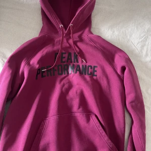 Hoodie - Hoodie från peak performance i storlek L, men passar mig perfekt som vanligtvis har S 💕 nypris: 1099kr