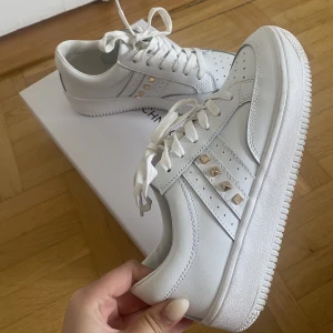 Sofie schnoor skor - Säljer mina jättefina Sofie schnoor skor pågrund av att de är för små. Endast använda 3-5 ggr.😍 