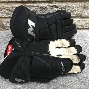 Ett par limited edition CCM hockey handskar. Det är i perfekt skick då dem bara är använda 1 gång. Dem kostar 1000 kr ny pris och då jag endast säljer dem för 450 så är det ett super pris. Pris kan dock diskuteras.
