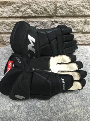 CCM hockey handskar - Ett par limited edition CCM hockey handskar. Det är i perfekt skick då dem bara är använda 1 gång. Dem kostar 1000 kr ny pris och då jag endast säljer dem för 450 så är det ett super pris. Pris kan dock diskuteras.