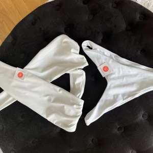 Bikini set - Oanvända lappar kvar från bikbok. Hela setet för 100 kr annars 55 för underdel och 65 för överdel 