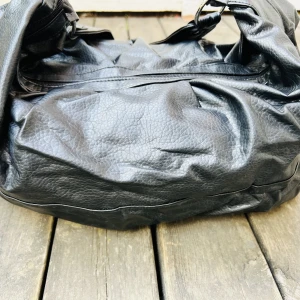 Dam väska säljes - Dam väska i skin säljs.  Väskan är använd endast fåtal gånger.  Lätt om vikt och väl rymlig. 