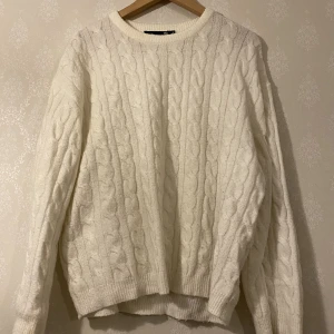 Vit stickad tröja  - Hej säljer min stickade tröja då jag har tröttnat på den. Inga fläckar eller defekter! Den är i storlek M och passar bra på mig som har storlek M😍
