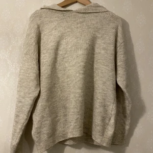 Stickad hoodie - Hej säljer min stickade hoodie som inte har kommit till användning. Den är i storlek 36/38 och sitter bra på mig som har storlek 38 men kan även sitta bra på en 36a! Den är i nyskick💕