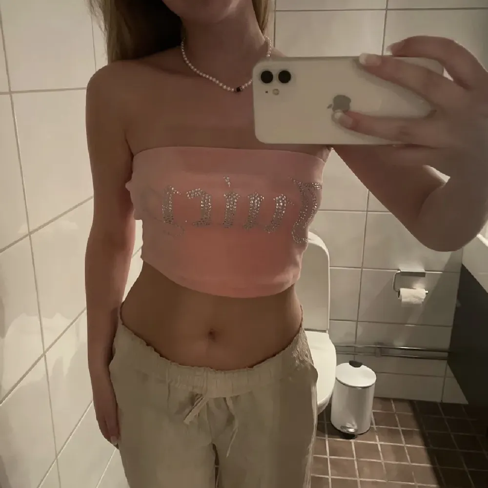 Tubtopp juicy couture, storlek S men stretchig. Köpt får några år sen men knappt använd . Toppar.