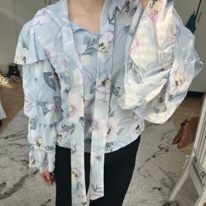 Blus - Fin blommig blus med volanger på ärmarna.❗️3 för 2 på allt❗️