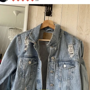 Jeans jackab - Lägger ut jackan på nytt igen den finns fortfarande kvar ! Säljer den för 100kr + frakt . Storlek s 