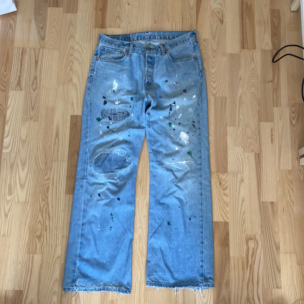 Flareade Levi’s 527or med färgstänk i storlek w33 l32.. Jeans & Byxor.