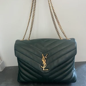 YSL LOULOU VÄSKA - Säljer nu min super fina Saint Laurent Loulou väska i storleken medium. Färgen är ”Dark Green” och säljs inte längre i butik. Den är köpt på Saint laurents hemsida, dustbag, kvitto och box kommer med. Nypris ca 32000kr.