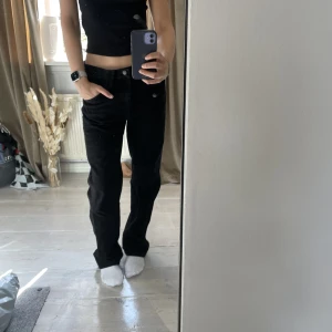 Jeans - Funkar att ha både låg och högmidjat ☺️ köpta secondhand 