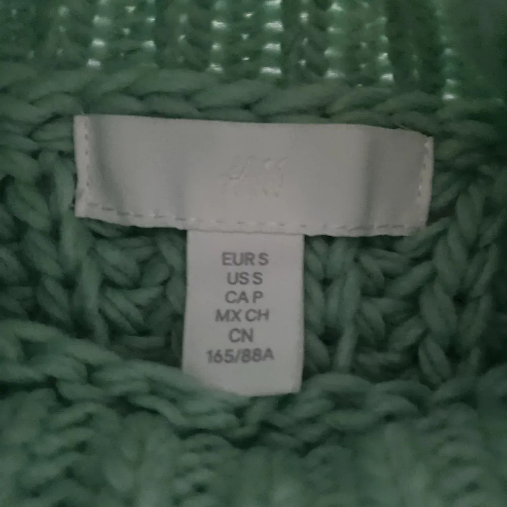 Säljer denna ljusgröna stickade tröja ifrån H&M som aldrig har använts! Den är i storlek S! Den är ganska liten i storleken då tjejen på bilden har storlek XS och då sitter tröjan jättebra!! Men det beror på om man vill ha den tajt eller lite löst! 💚. Stickat.