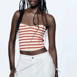 Zara topp - Säljer denna slutsålda bandeau toppen från zara. Röd vit randig i tjockare material. Köpt förra sommarn men endast använd en gång så i ny skick.💗