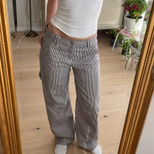 Bershka randiga byxor - Randiga, lågmidjade byxor från bershka. Jag är ca 1.64 och har s/m i underdel. Var att skriva vid frågor💘