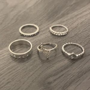 ringar - Säljer 5st suuper fina ringar då dom tyvärr är för stor för mig. Alla är inte exakt samma storlek å vet inte heller exakta mått. Frakt betalar köparen, 15kr.💕💘