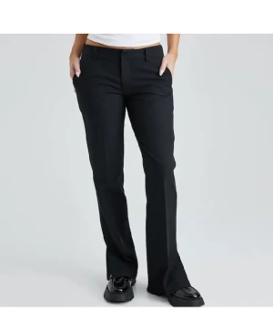 Kostymbyxor vera petite bikbok - Säljer dessa helt nya kostymbyxor (taggen fortfarande intakt) som inte passar mig från bikbok i storlek 38 . Nypriset är nu 500 sek 😊😊