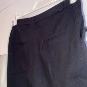 Kostymbyxor  - Kostymbyxor från bikbok i fint skick säljes. Stretchiga.  Katt finns i hemmet. 