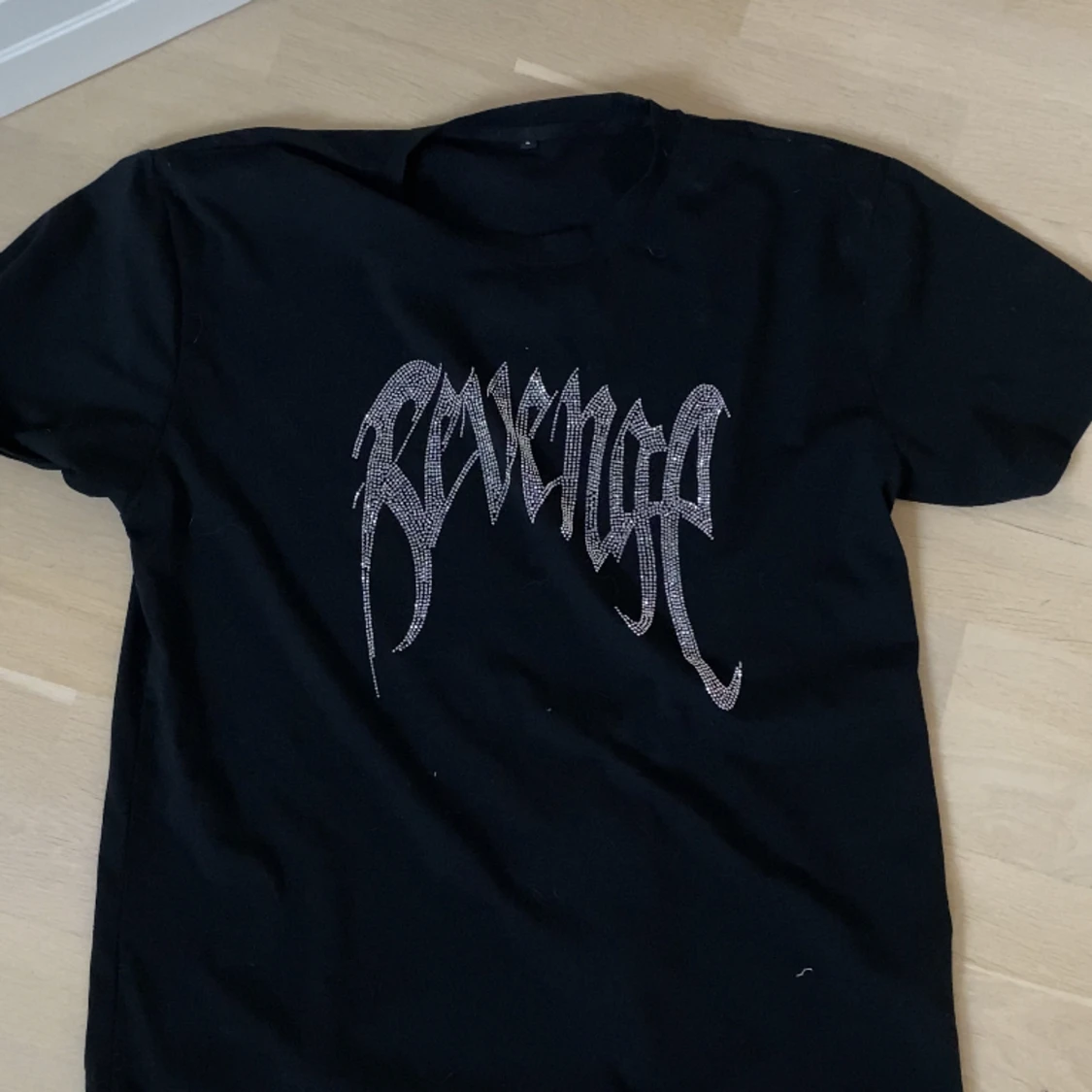 Svart T-shirt med rhinestones 