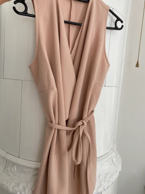 Väst - Säljer den ”kappan” i västformat, som köptes från shein men aldrig använts💕 Den är i fint skick och bra kvalitet🎀 nypris 150kr.