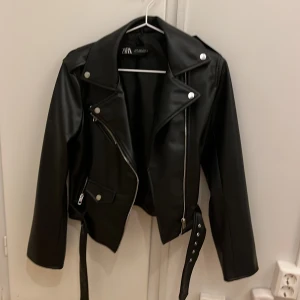 Bikerjacka i skinnimitation - Använd fåtal gånger så är i väldigt bra skick.